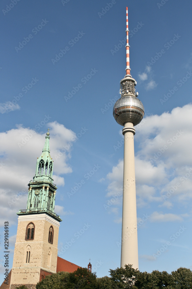 Naklejka premium Marienkirche und Fernsehturm