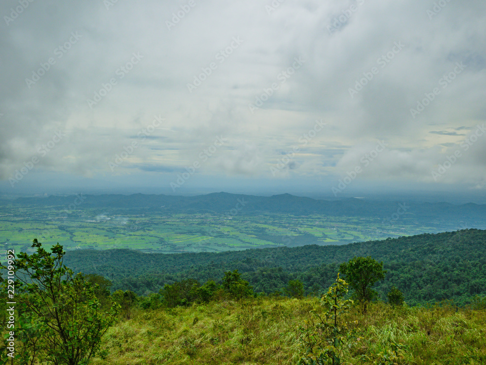 Obraz premium Beautiful nature and cloud sky view on Khao Luang mountain in Ramkhamhaeng National Park,Sukhothai province Thailand