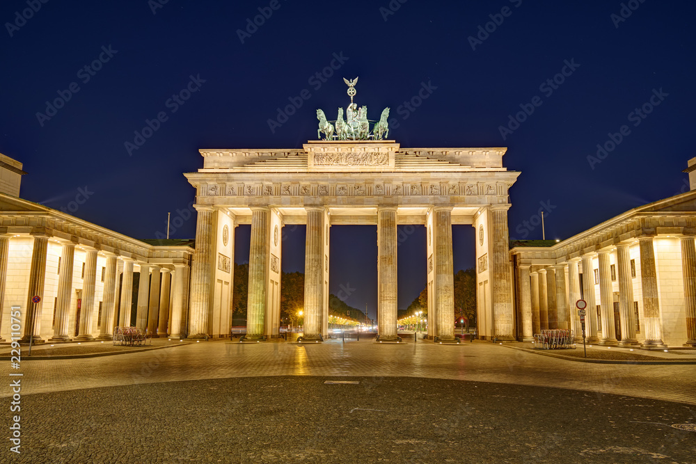 Obraz premium Słynna oświetlona Brandenburger Tor w Berlinie nocą