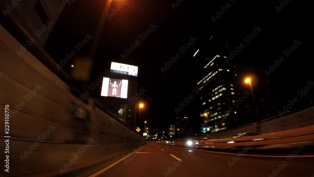 日本の道路。夜の首都高速道路。芝公園付近。 日本の道路。夜の首都高速道路。芝公園付近。