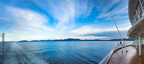 Fényképezés Early evening panoramic view of Dixon Entrance, BC from stern of cruise ship