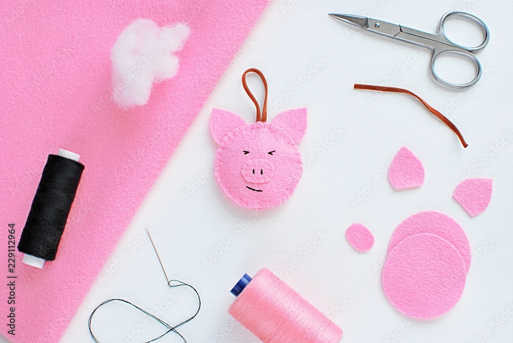 Instruction how to sew pig key chain from felt fabric, sewing tools, flat lay.