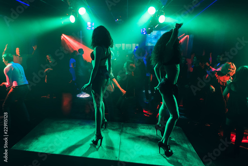 Fotografie dancers dancing go-go on stage in a nightclub