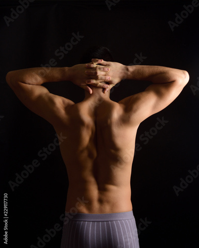 Fényképezés hands crossed on the nape of the neck, photo on the back