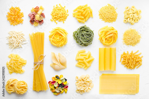 Fototapet Variety of types and shapes of Italian pasta
