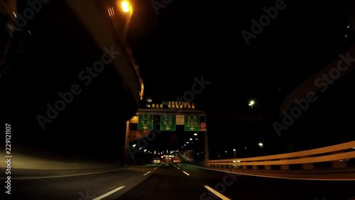 日本都市風景。夜の東京、首都高速道路 photo