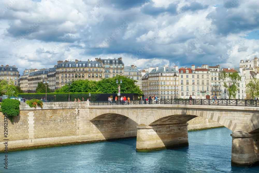 Fototapeta premium Beautiful stone bridge over river in city