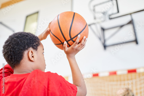 Junge mit dem Basketball in der Hand © Robert Kneschke