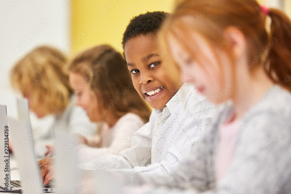 Kinder lernen im Computer Unterricht online Kinder lernen im Computer Unterricht online
