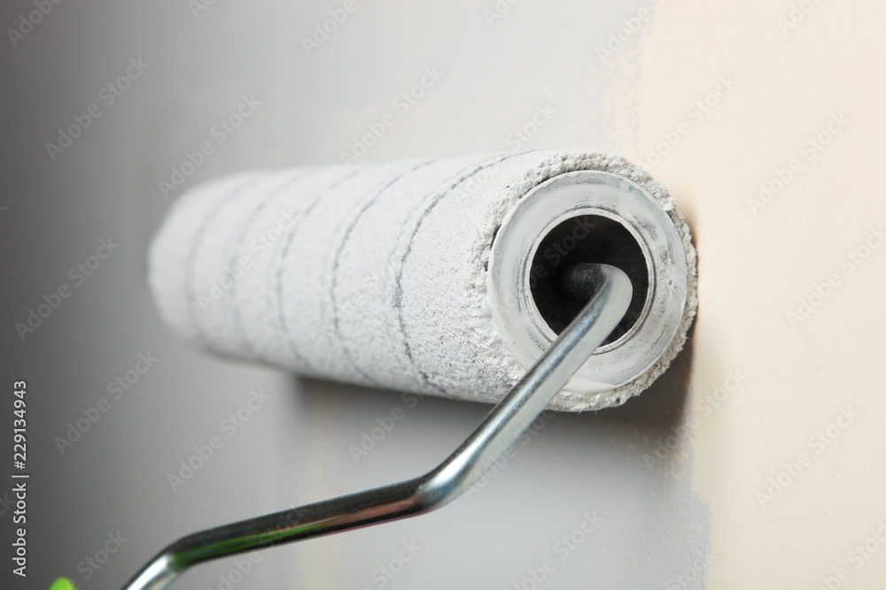 Obraz premium Paint wall with roller