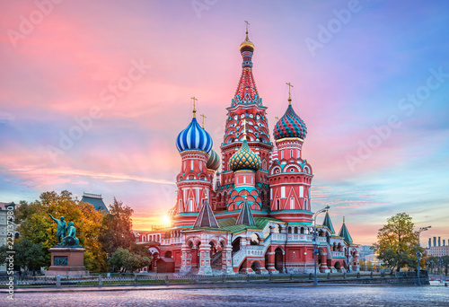 Первые лучи солнца за Собором Василия Блаженного St. Basil’s Cathedral on Red Square with the first rays of the sun