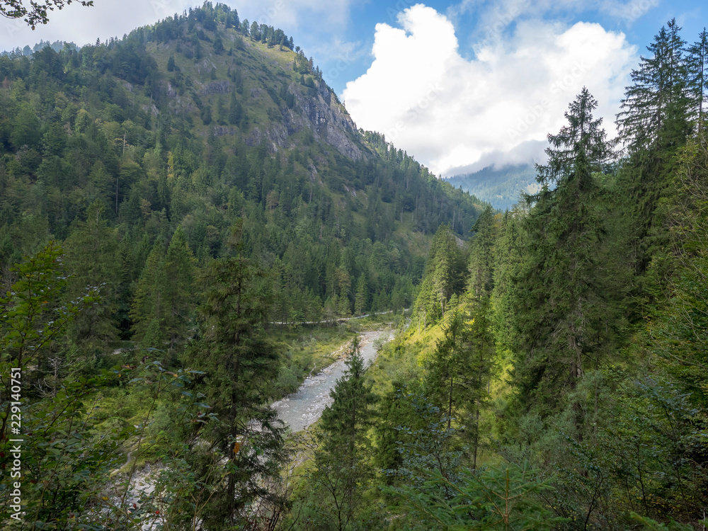 Oberbayern. Die Weissach im Spätsommer, ein fluss das hat seine Quelle in Blaubergen, entwässert das Kreuther Tal bis Rottach-Egern und zur Mündung in den Tegernsee