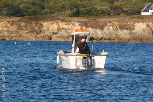 Bateau de plaisance partant à la pêche en Bretagne photo