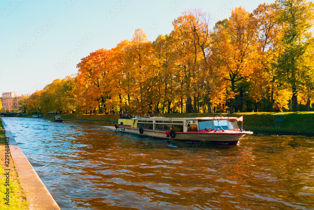 Naklejka premium Autumn city landscape on The Moika river embankment .