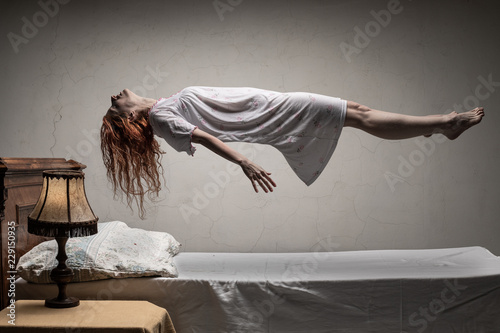 Photo Woman levitating over bed / astral traveling, nightmare, excorcist halloween con