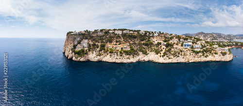 Luftaufnahme, Spanien, Balearen, Mallorca, Region Andrax, Cala LLamp und Cala Marmassen Steilküste mit Villen am Punta des M;ila photo