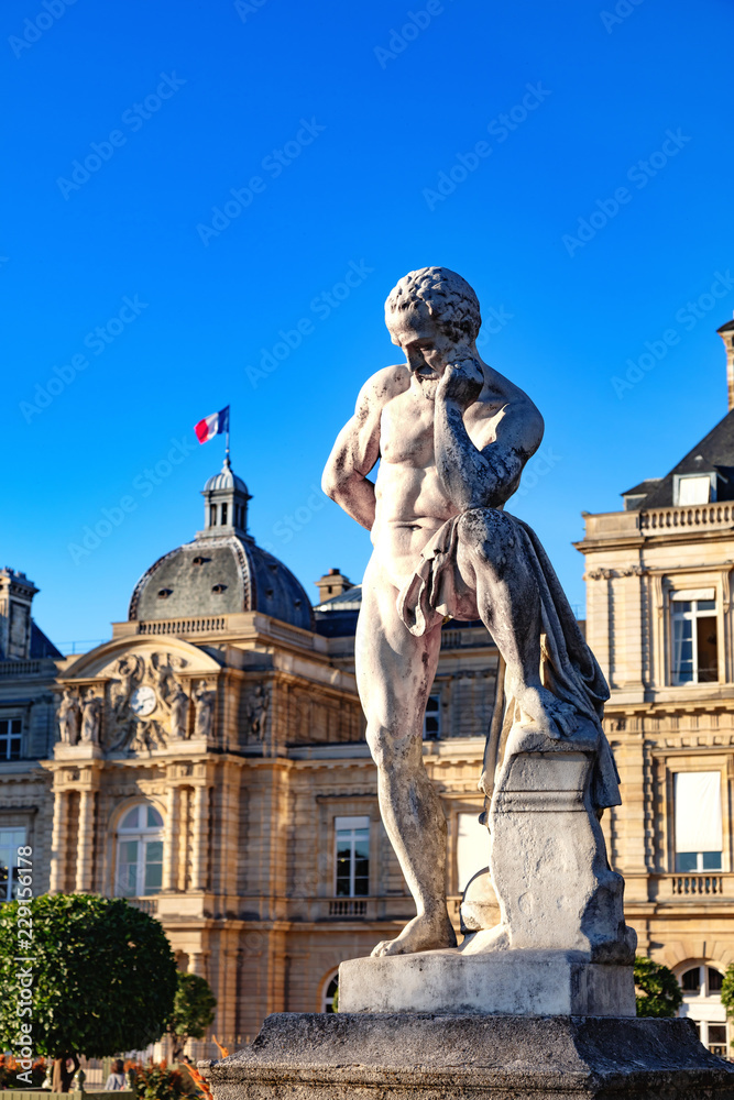 France, Paris, 4 octobre 2018: Statue devant le palais du Luxembourg 