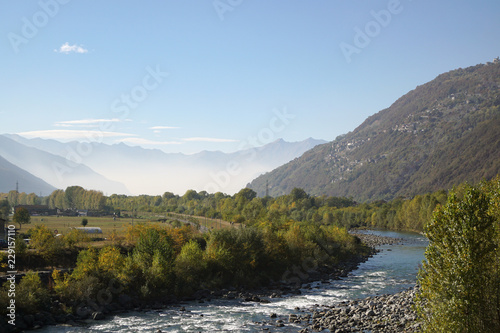 Paesaggio panoramico con fiume Adda nei pressi di Morbegno, Lombardia, Italia