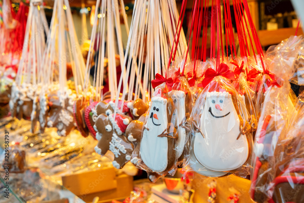 Naklejka premium Gingerbread traditional christmas cookies at German traditional Christmas Market