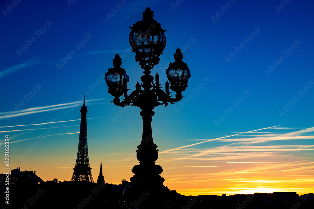 France, Paris, 5 octobre 2018: Coucher de soleil sur la tour Eiffel et un lampadaire du pont Alexandre III 