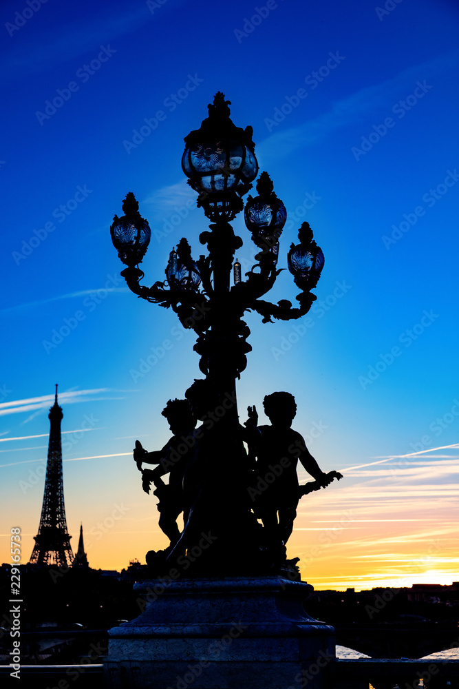 France, Paris, pont Alexandre III, 5 octobre 2018: Coucher de soleil sur la tour Eiffel, d'un lampadaire et de statues 