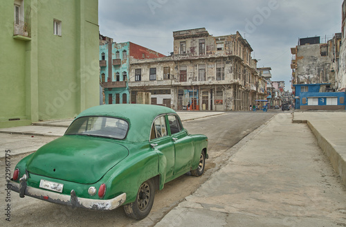 Almendrón en calle de La Habana © samey