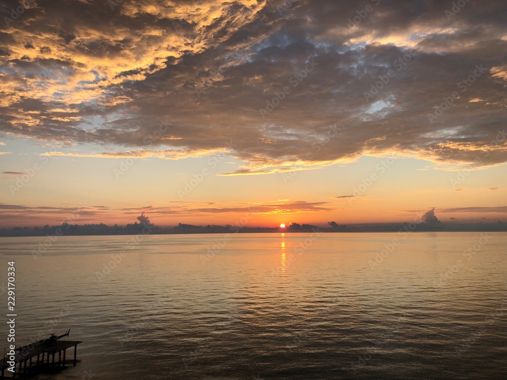 Naklejka premium sunset on the sea