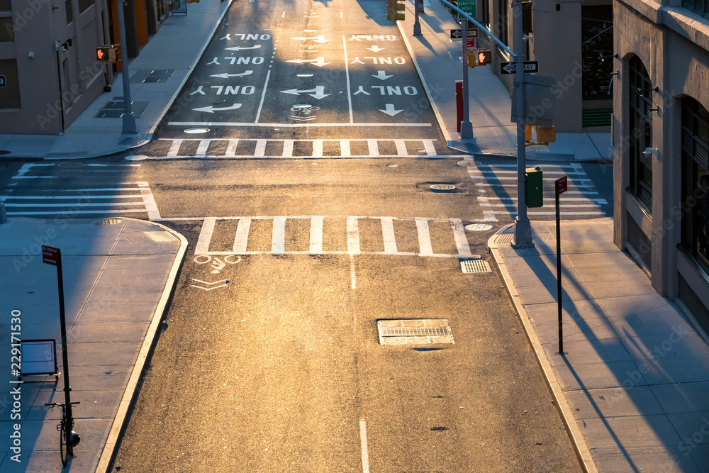 Fototapeta premium Zasięrzutny widok pustego skrzyżowania przy ulicach Pearl i Prospect w Brooklynie w Nowym Jorku
