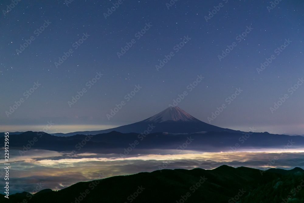 国師ヶ岳山頂から富士山と冬の星空