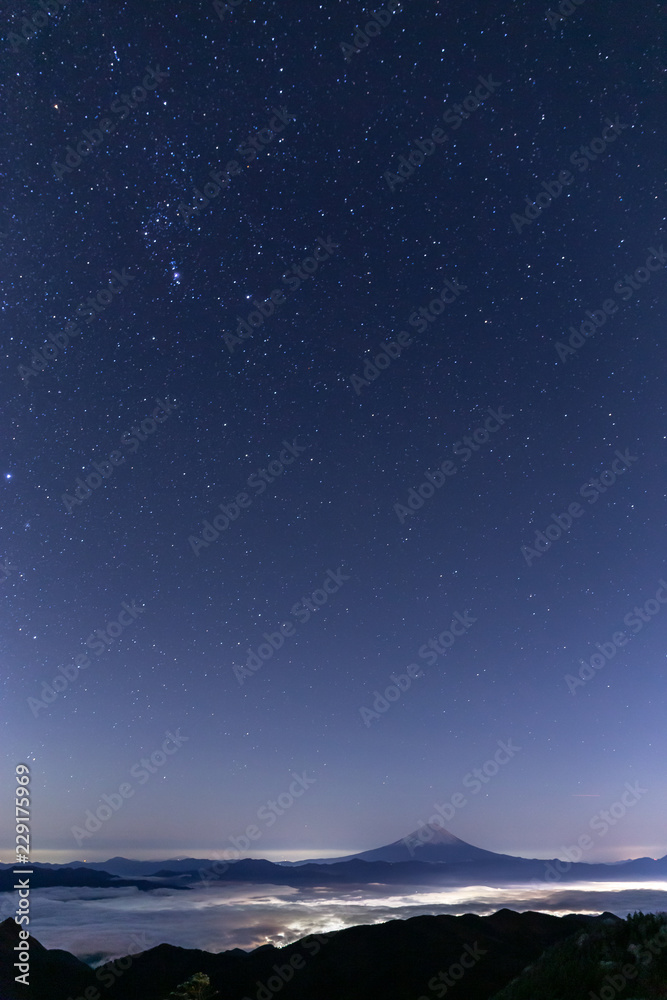 国師ヶ岳山頂から富士山と冬の星空