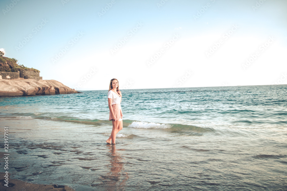 chica rubia playa mar sol vacaciones chica rubia playa mar sol vacaciones