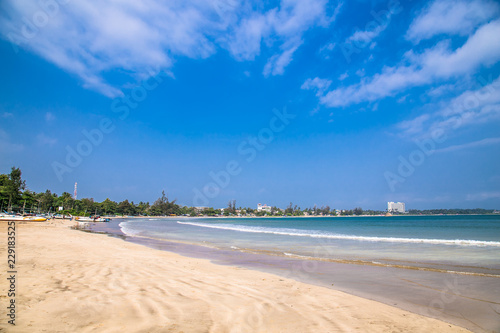 Beautiful sand Weligama beach, Sri Lanaka. © Aleksandar Todorovic