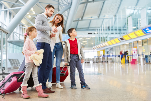Familie und Kinder fliegen zusammen in den Urlaub