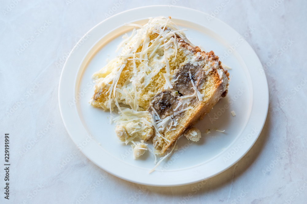 White Chocolate Banana Cake Slice with Cream White Chocolate Banana Cake Slice with Cream