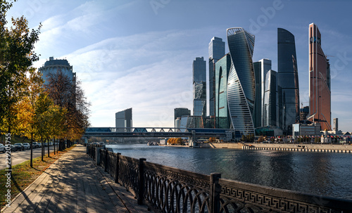 Международный бизнес-центр "Москва-Сити". Осеннее солнце