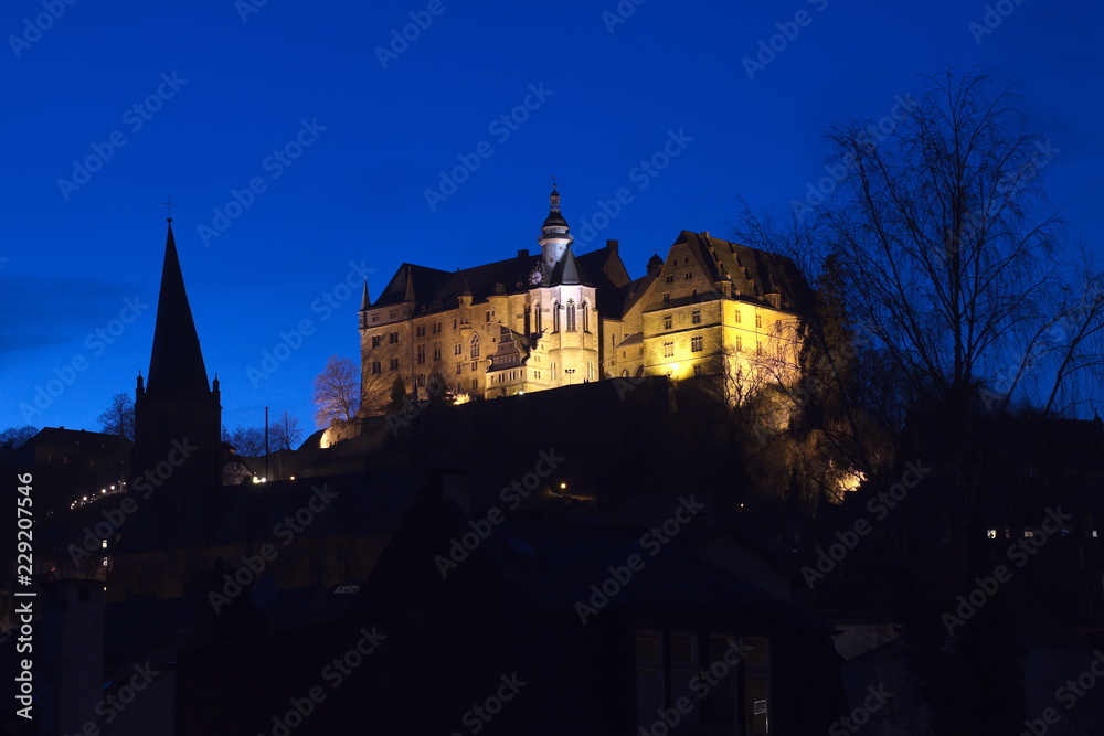 Marburg Stadtansicht vom beleuchteten Schloss zur Blauen Stunde