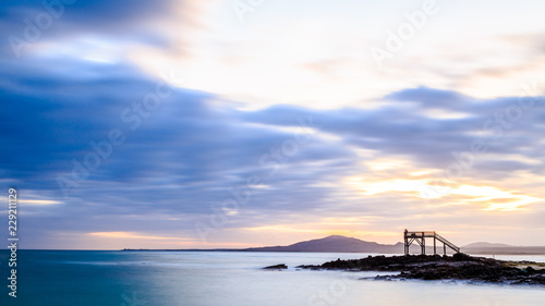 Coucher de soleil plage Ile Isabella Galapagos ciel orangé © Loïc Bourgeois