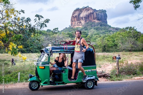 Deux personnes dans un Tuk-tuk au sri lanka devant le Lion Rock photo