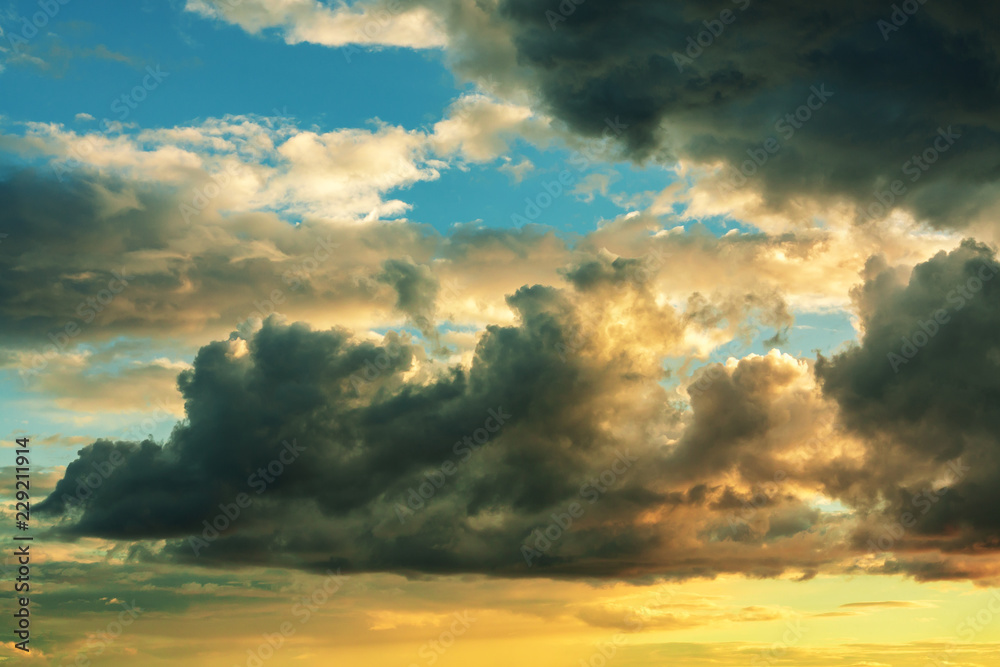 Obraz premium Dramatic clouds in the evening sky