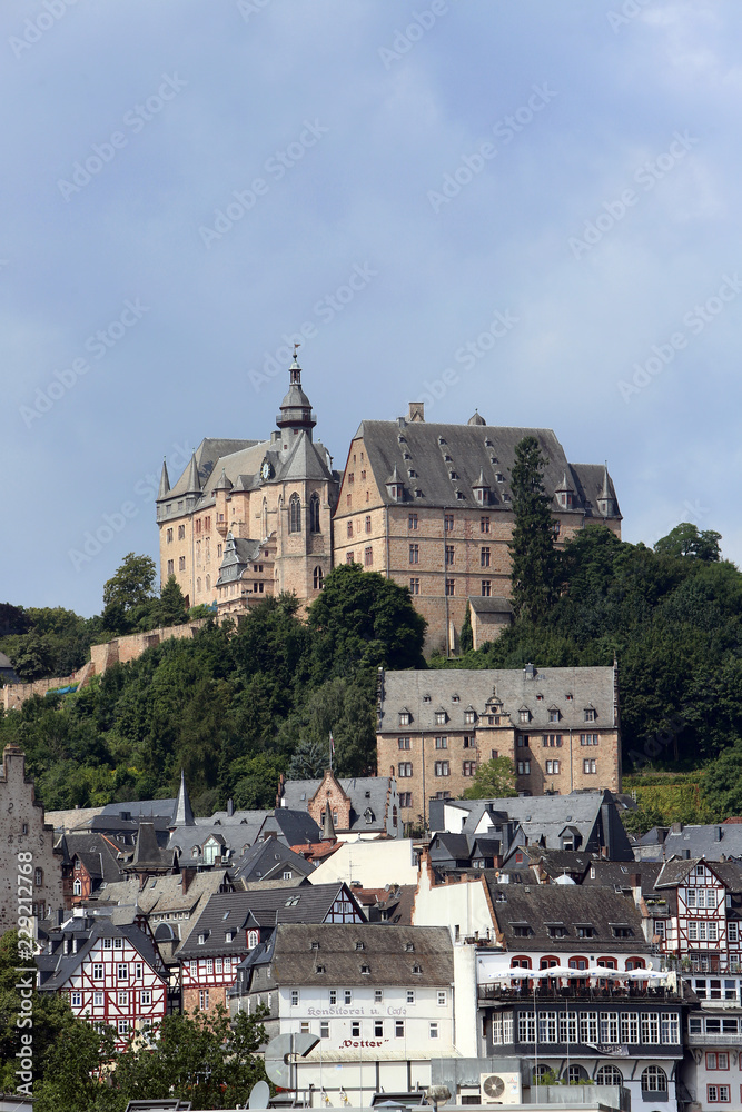 Fototapeta premium Marburg Ansicht vom Schloss mit Schloßberg und Altstadt