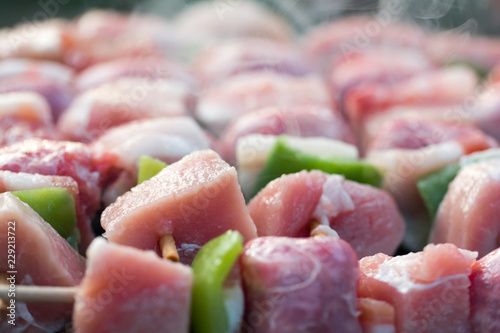 Grillen - Schaschlik mit Schweinefleisch und Speck auf dem Grill