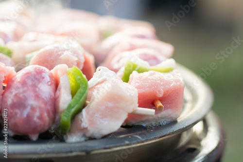 Grillen - Schaschlik mit Schweinefleisch und Speck auf dem Grill