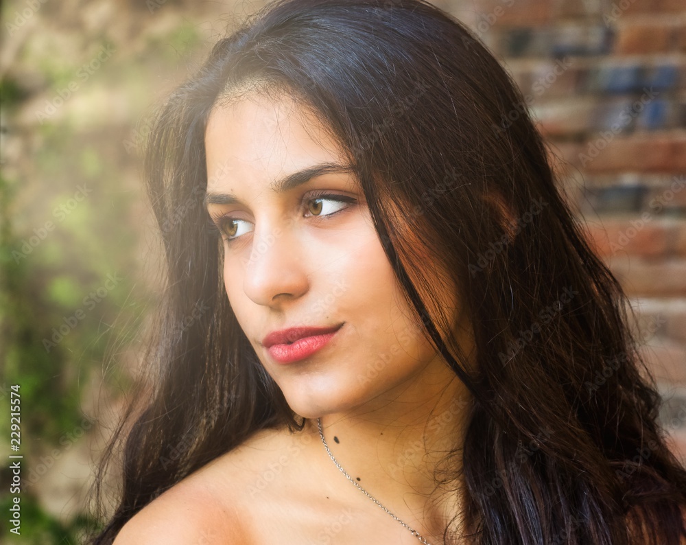 Primo piano di una giovane donna Primo piano di una giovane donna