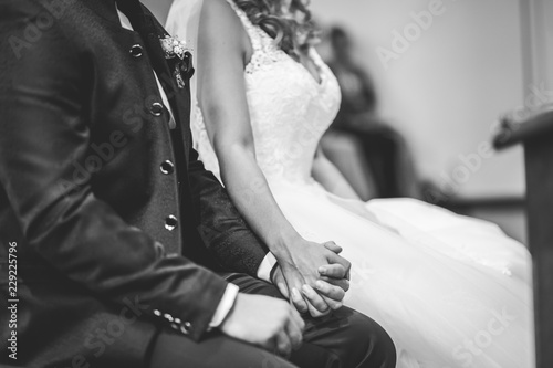 Standesamtliche, kirchliche Trauung, Brautpaar hält Hände