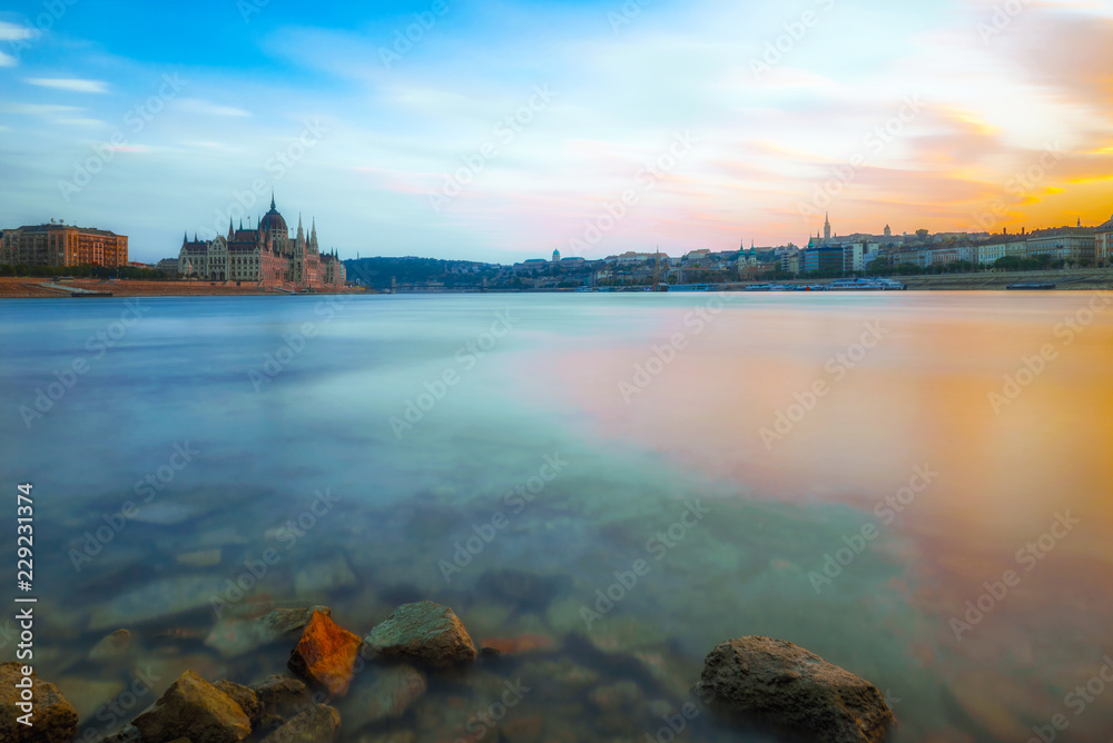 Naklejka premium The extremly low Danube river in Budapest, autumn 2018