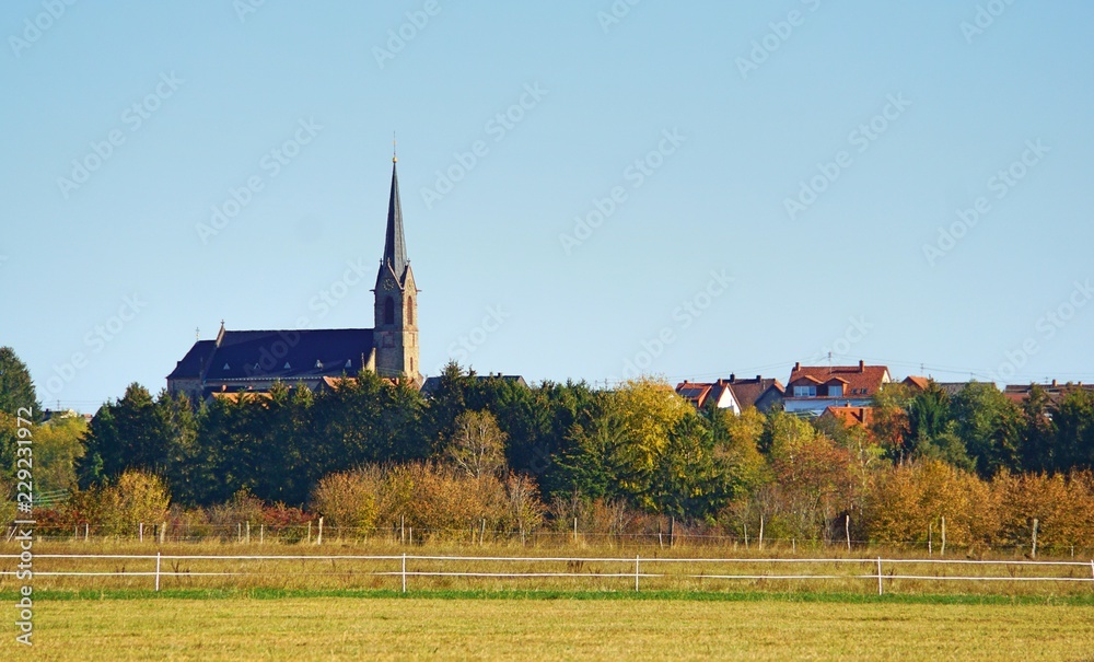 herbstliche Bliesgau Landschaft mit Kirche in Biesingen