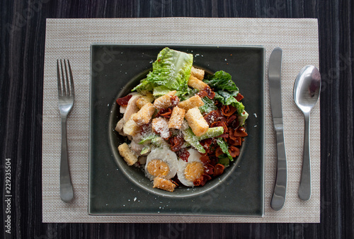 caesar salad mit ei, avocado, croutons, speck und käse