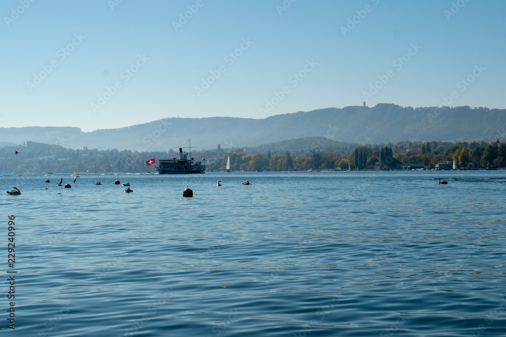 Zürichsee an einem sonnigen Herbsttag