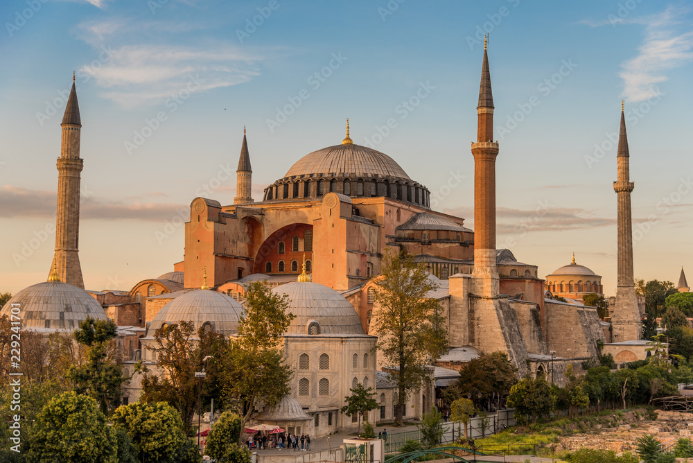 Obraz premium Hagia Sophia lub Ayasofya (turecki), Stambuł, Turcja. Jest to dawna greckokatolicka katedra patriarchalna, później imperialny meczet osmański, a obecnie muzeum. To jeden z siedmiu cudów.