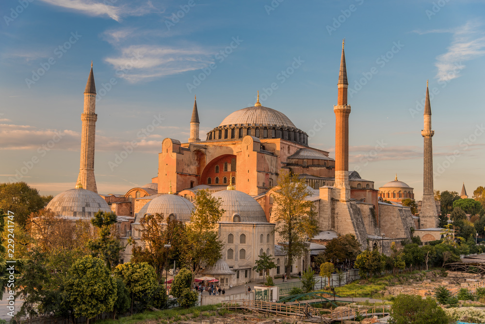 Fototapeta premium Hagia Sophia lub Ayasofya (turecki), Stambuł, Turcja. Jest to dawna greckokatolicka katedra patriarchalna, później imperialny meczet osmański, a obecnie muzeum. To jeden z siedmiu cudów.